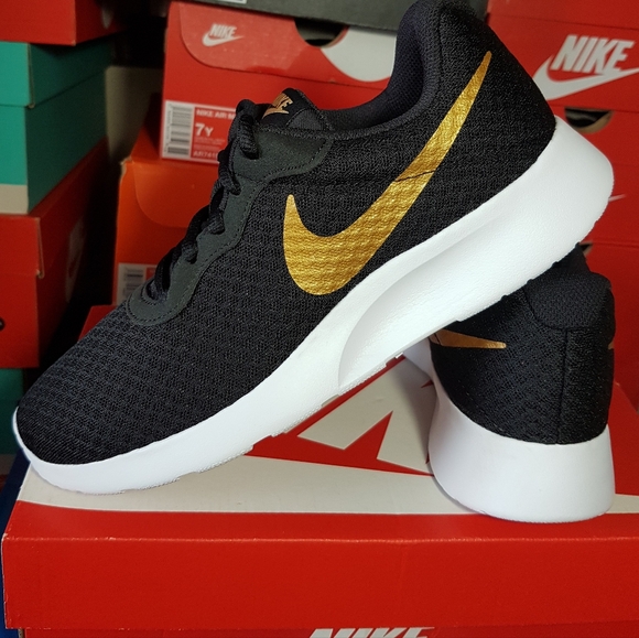 NIKE TANJUN FASHION PREMIUM BLACK/GOLD WOMEN'S US SIZE 7 BRAND NEW IN BOX - Picture 1 of 8